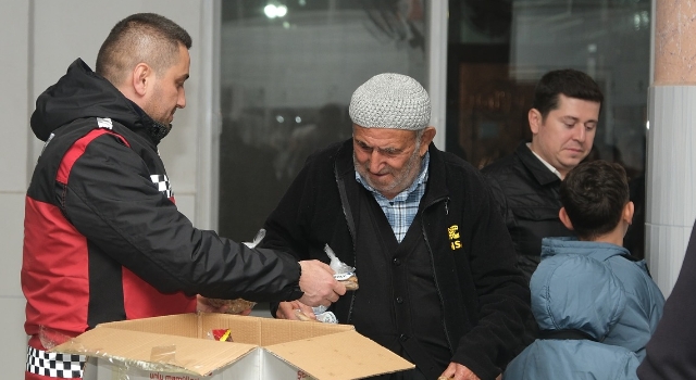 Kadirli Belediyesi Kandil Dolayısıyla Camilerde İkramda Bulundu.