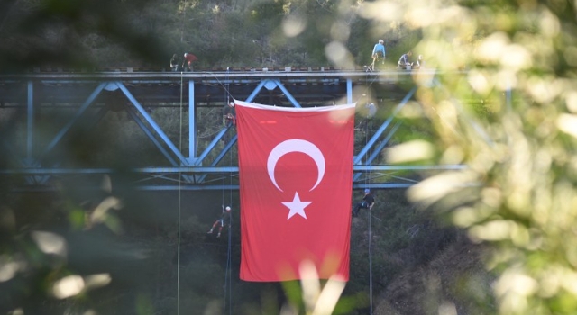 Kanlıgeçit Tren Köprüsünde Türk Bayrağı Dalgalandı