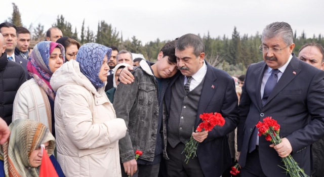 Bakan Tekin, Osmaniye’de Deprem Şehitliğini Ziyaret Etti