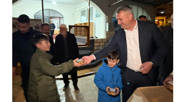 Başkan Mustafa İba, Kandil Simidini Kendi Elleriyle Dağıttı