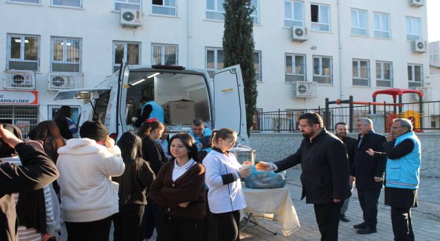 Mobil Aracı Öğrencilere Sıcak Çorba Dağıttı