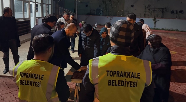 Toprakkale Belediyesi'nden Berat Kandili'nde Tatlı İkramı