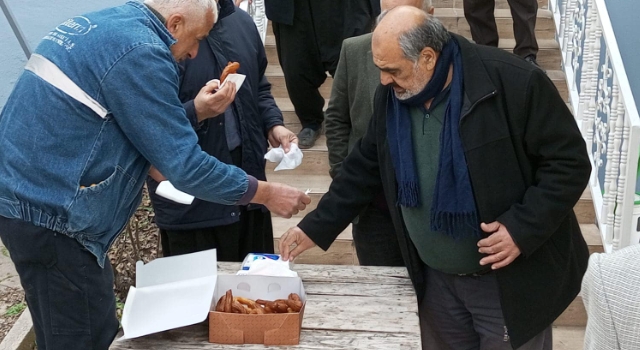 Yarbaşı'nda Deprem Şehitleri İçin Dua Ve Tatlı İkramı