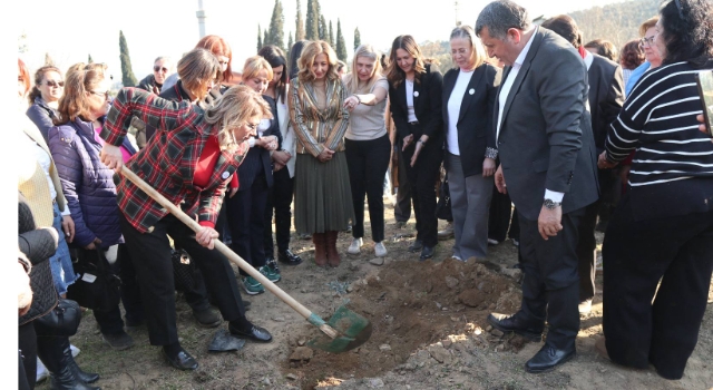 Asu Kaya Gedik, Katledilen Kadınlar Anısına Zeytin Fidanı Dikti