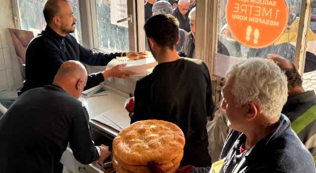 Belediye Fırınında Başkan Uyutmaz Pide Dağıttı