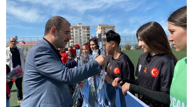 Kadirli’de Kadın Futbol Maçına Kaymakam Dolu’dan Destek