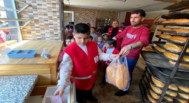 Öğrenciler, Kızılay ile Askıda Ekmek Uygulamasına Katıldı