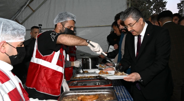 Vali Dr. Erdinç Yılmaz, Ramazan'ın İlk İftarını İftar Çadırında Açtı