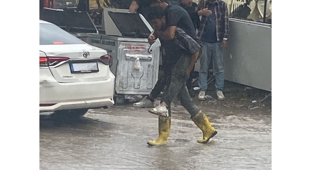Osmaniye’de Sel Suları Arasında Fedakârlık Dolu Anlar