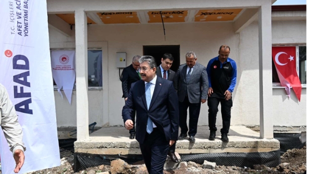 Toprakkale'deki Köy Evi İnşaatını Vali Yılmaz Gezdi