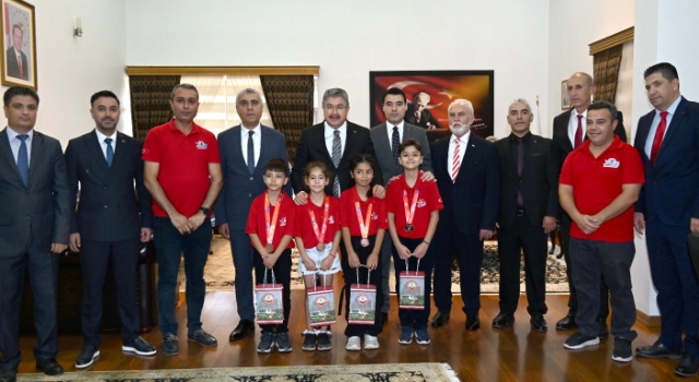 Vali Yılmaz, Şampiyon Öğrencileri Makamında Ağırladı