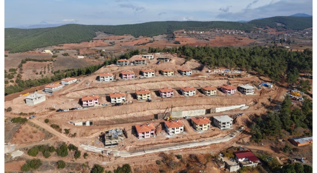 Vali Erdinç Yılmaz, Hasanbeyli Sarayova’daki Deprem Konutlarını Yerinde İnceledi