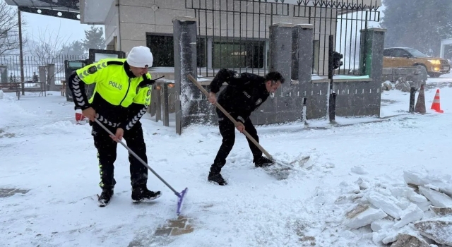 Hasanbeyli’de Yoğun Karda Polislerden Örnek Davranış