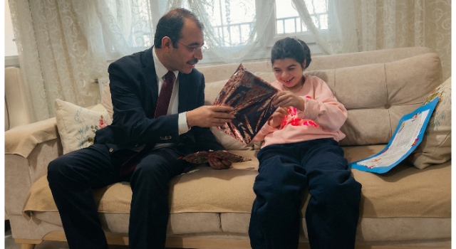 Kadirli'de Evde Eğitim Alan Öğrenci Karnesini Kaymakamdan Aldı