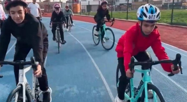 Kadirli’de Triatlon Rüzgârı: Minikler Şampiyonluğa Koşuyor