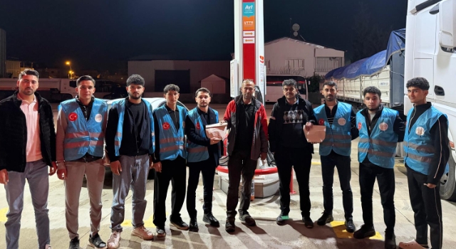 Toprakkale’de Ak Partili Gençlerden Gece Mesaisine Sahur Desteği