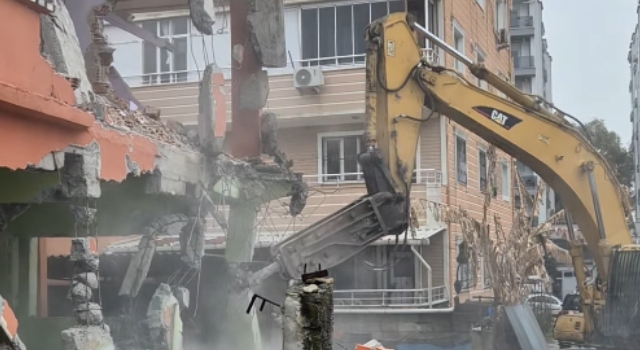 Toprakkale’de Depremde Hasar Alan Müstakil Ev Yıkıldı