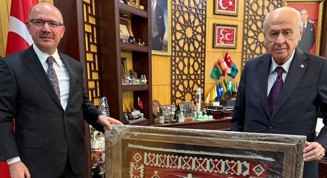 Serdengeçti’den Bahçeli’ye “Kurt Pençesi” Motifli Karatepe Kilimi
