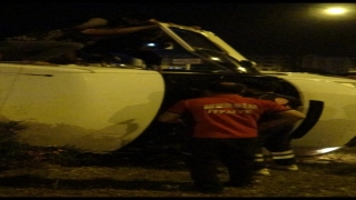 Mersin’de devrilen minibüsteki 1 polis yaralandı
