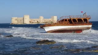 Mersin’de kuvvetli rüzgar nedeniyle sürüklenen yolcu teknesi karaya oturdu