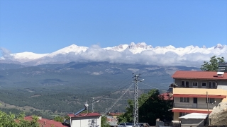 Aladağ’da yüksek kesimlere kar yağdı