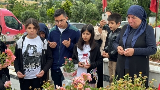 Hatay’da 3 kardeş, depremde ölen anne ve babasının mezarını ziyaret etti