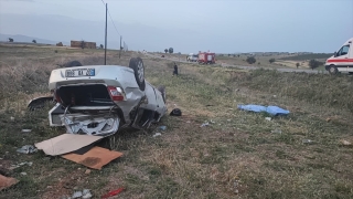 Antalya’da şarampole devrilen otomobildeki 2 kişi öldü, 3 kişi yaralandı