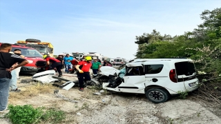 Mersin’de kamyonla çarpışan hafif ticari araçtaki 1 kişi öldü, 1 kişi yaralandı