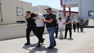 Adana’da uyuşturucu ele geçirilen araçtaki 3 kişiden 1’i tutuklandı