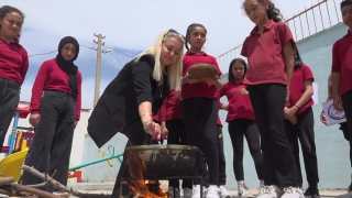 Burdur’da lavanta ve sirkeden ürettikleri doğal temizleyiciyle okulları temizleniyor