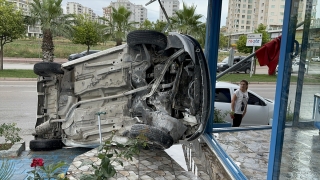 Adana’da balıkçı dükkanına çarpan araçtaki 2 kişi yaralandı