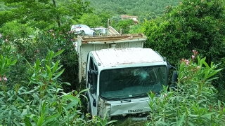 Adana’da kamyonla çarpışan otomobilin sürücüsü yaralandı