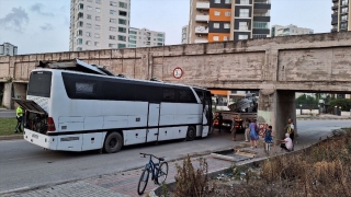 Mersin’de köprü altında sıkışan otobüs, vinç yardımıyla çıkartıldı