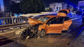 Antalya’da iki otomobilin çarpıştığı kazada 5 kişi yaralandı