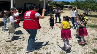 Türk Kızılay gönüllülerinden Hatay’daki öğrencilere kıyafet desteği