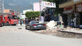 Hatay’da patlama meydana gelen bina ve çevresinde hasar oluştu