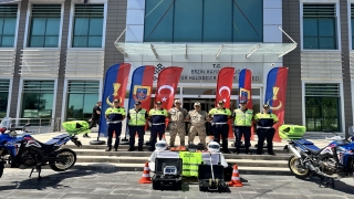 Hatay’da motosiklet ve bisiklet sürücülerine reflektif yelek dağıtıldı