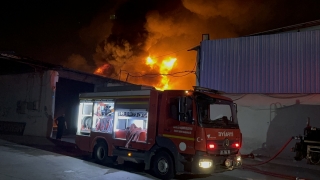 Adana’da ahşap imalathanesinde çıkan yangına müdahale ediliyor
