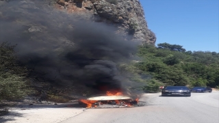 Antalya’da otomobilden ormanlık alana sıçrayan yangın söndürüldü