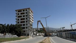 Kahramanmaraş’ta ağır hasarlı binaların yıkımı sürüyor