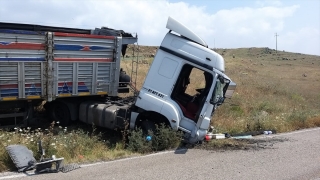 Adana’da tırla kamyonetin çarpışması sonucu 3 kişi öldü, 2 kişi yaralandı