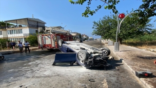 Serik’te direk ile park halindeki otomobillere çarpan aracın sürücüsü yaralandı