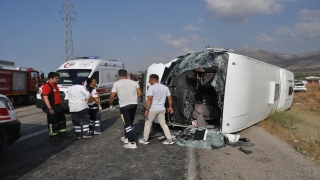 Mersin’de 2 servis aracı ve otomobilin karıştığı kazada 2 kişi öldü, 35 kişi yaralandı