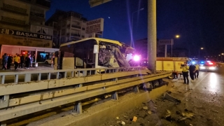 Antalya’da direğe çarpan tur midibüsündeki 15 kişi yaralandı