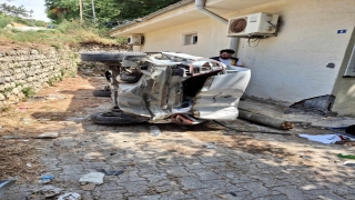 Hatay’da aile sağlığı merkezinin bahçesine devrilen otomobildeki 4 kişi yaralandı