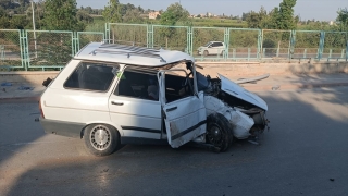 Mersin’de aydınlatma direğine çarpan otomobildeki 2 kişi yaralandı