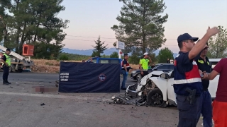 Antalya’da otomobil ve traktörün çarpıştığı kazada 1 kişi öldü, 2 kişi yaralandı