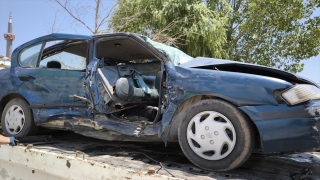 Burdur’da iki otomobilin çarpıştığı kazada 10 kişi yaralandı