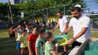 Mersin’de spor kurslarına katılan çocuklara forma dağıtıldı