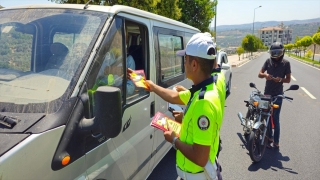 Altınözü’nde trafik polisleri sürücüleri bilgilendirdi